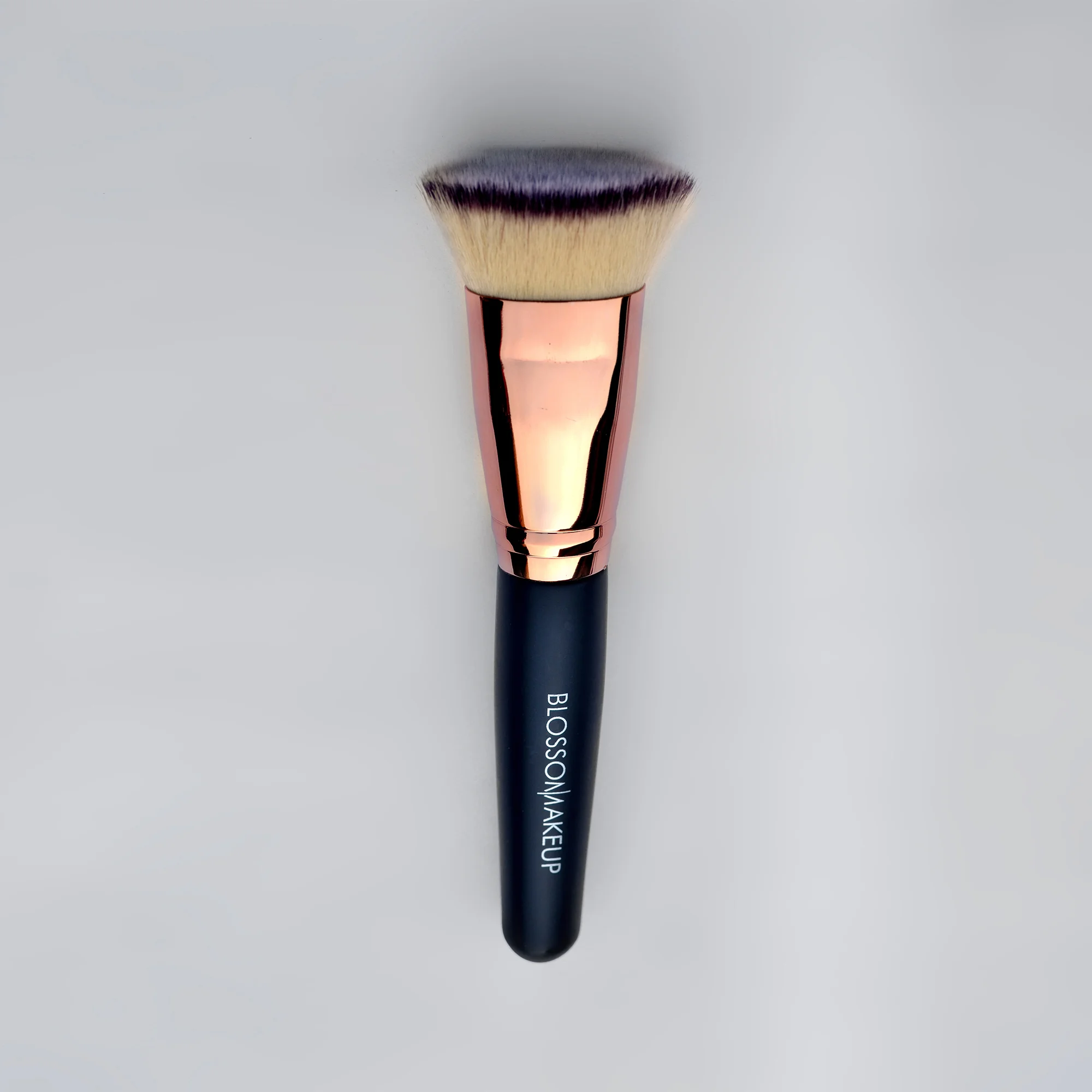 #005 - Flat Foundation Brush - Image 1